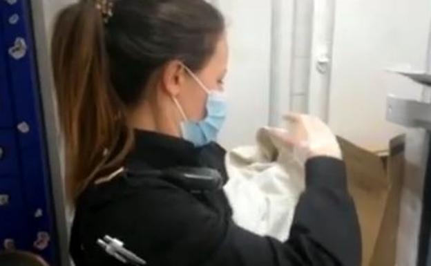 Una policía con el bebé.