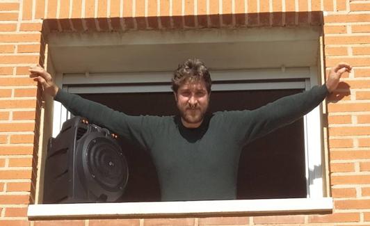Diego Alonso, en la ventana de su casa.