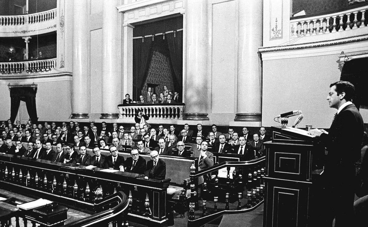 Adolfo Suárez se dirige al Senado el día EN que esta cámara aprobó los Pactos de la Moncloa.