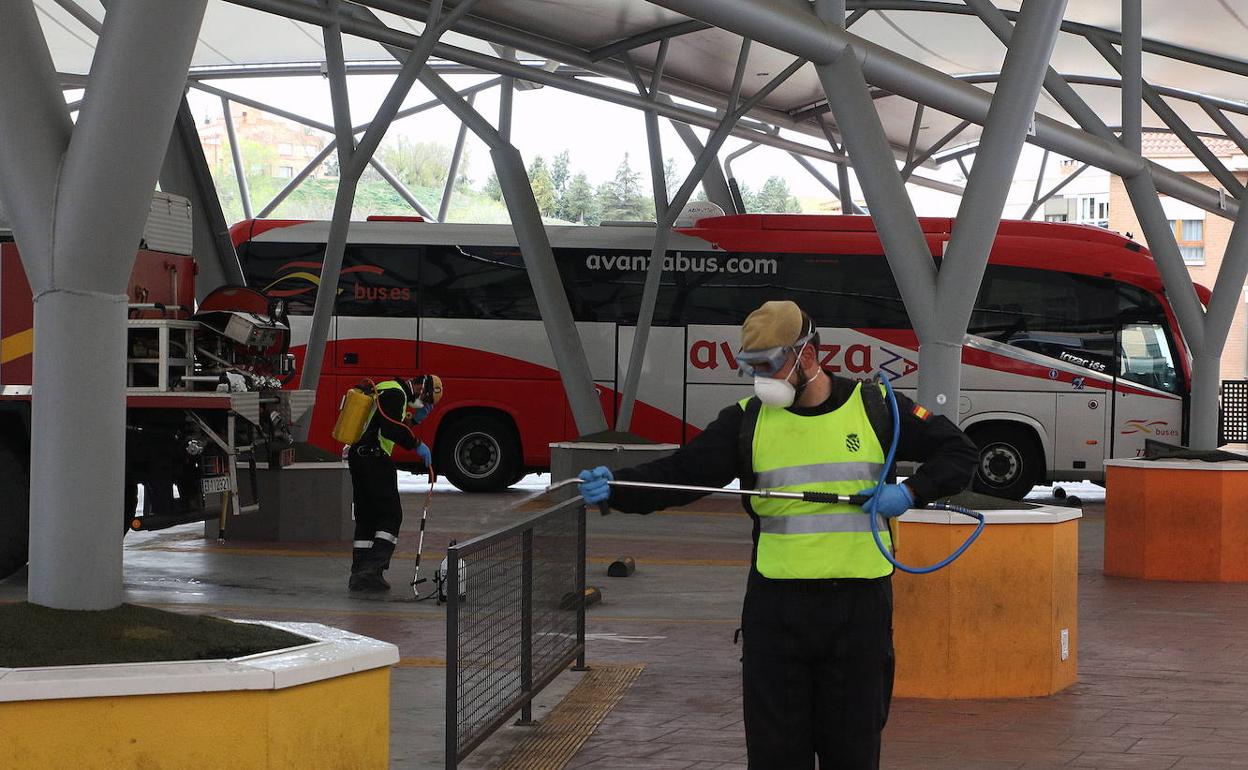 Labores de desinfección en la estación de autobuses de Segovia durante el estado de alarma. 