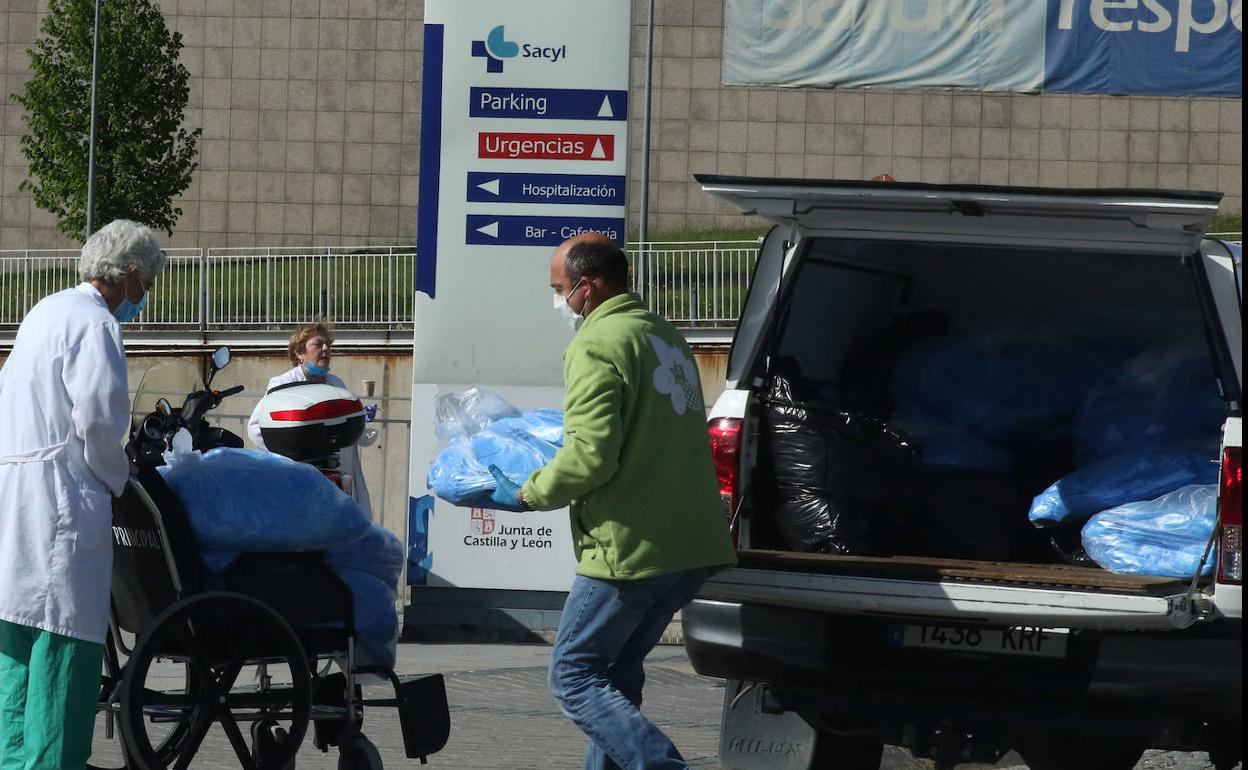 Recogida de material en el acceso al Hospital General de Segvoia, este miércoles. 