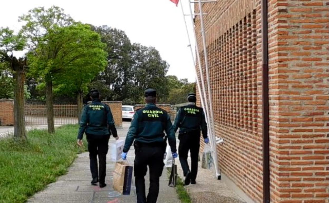 Agentes de la Guardia Civil, durante el reparto de libros de texto en la provincia de Zamora. 