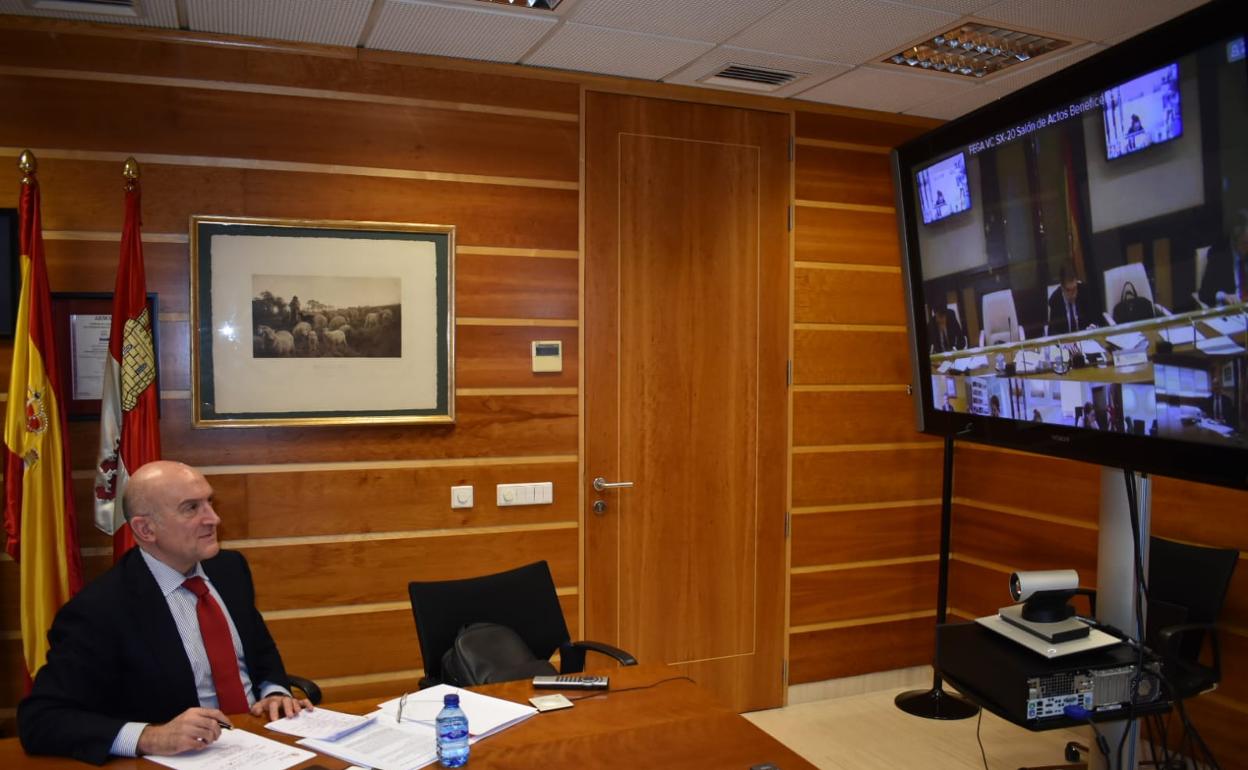 El consejero de Agricultura y Ganadería, Jesús Julio Carnero, en la reunión sectorial con el ministro.