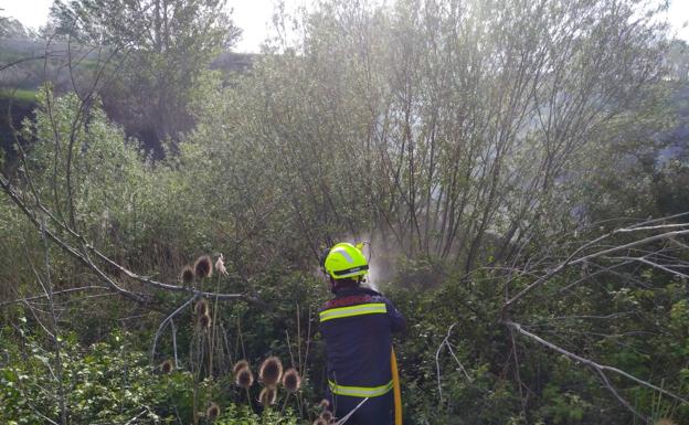 Imagen principal - Los bomberos de Paredes, durante la actuación en Grijota.