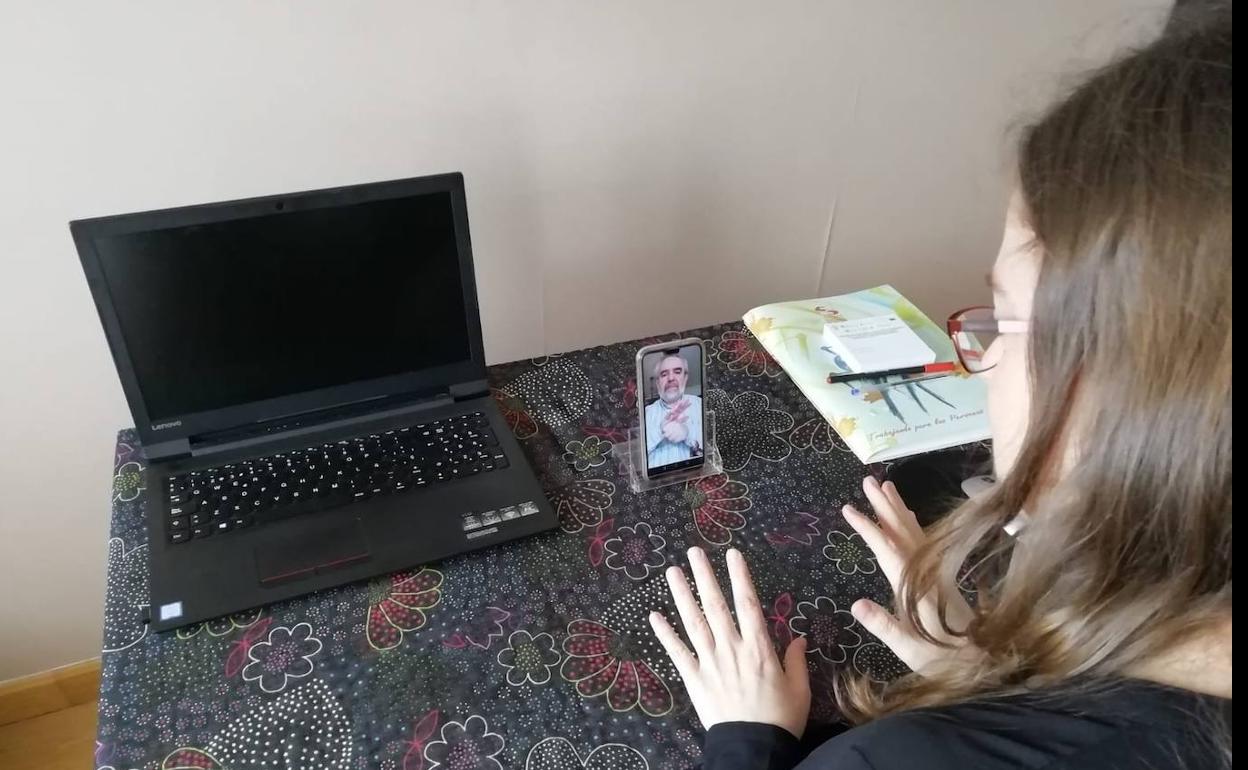 Luis Alberto Redondo presidente de la Federación de Personas Sordas de Castilla y León, en la pantalla de un móvil durante la entrevista realizada a través der videollamada con la ayuda de una intérprete..