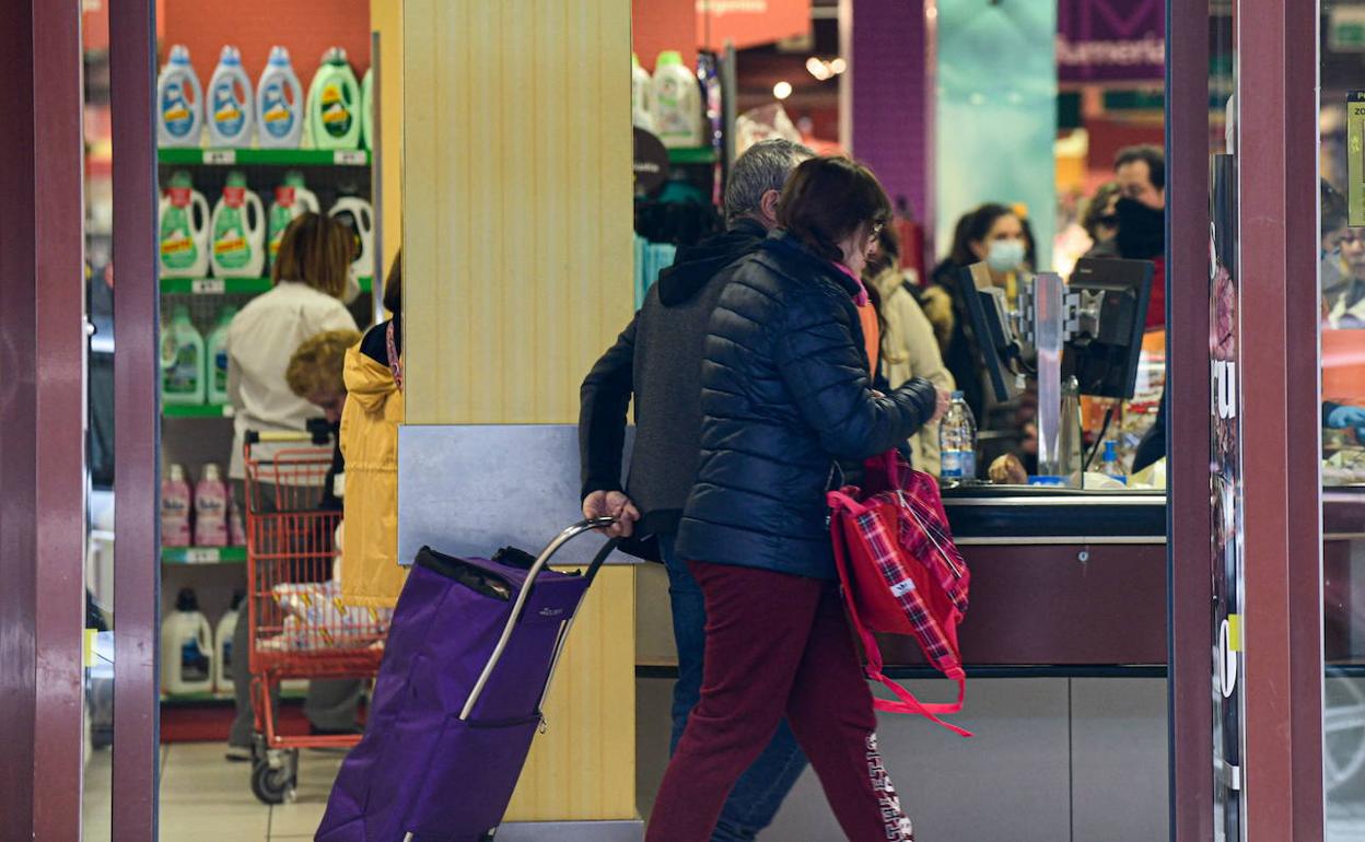 Dos personas entran en un supermercado de Valladolid. 