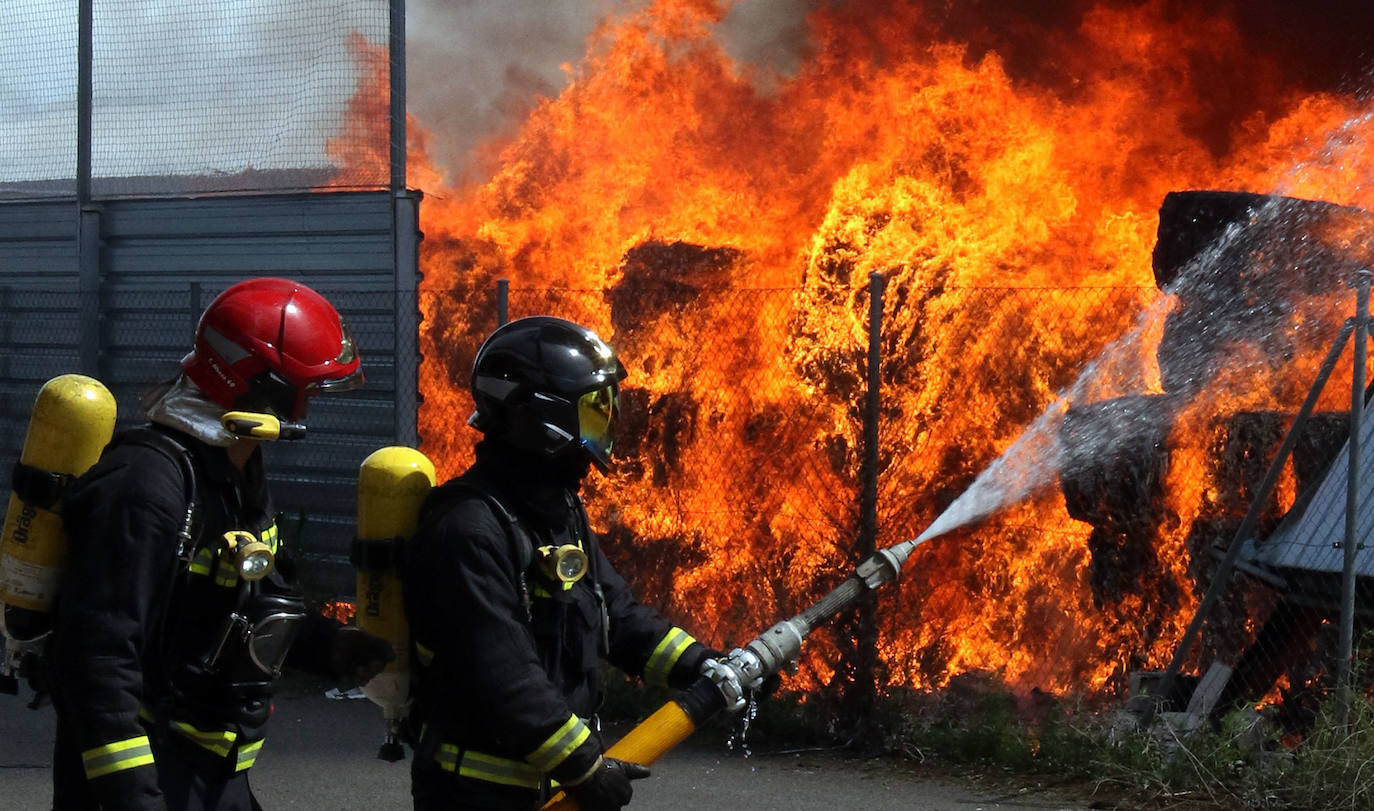 Aparatoso incendio en Valverde del Majano.