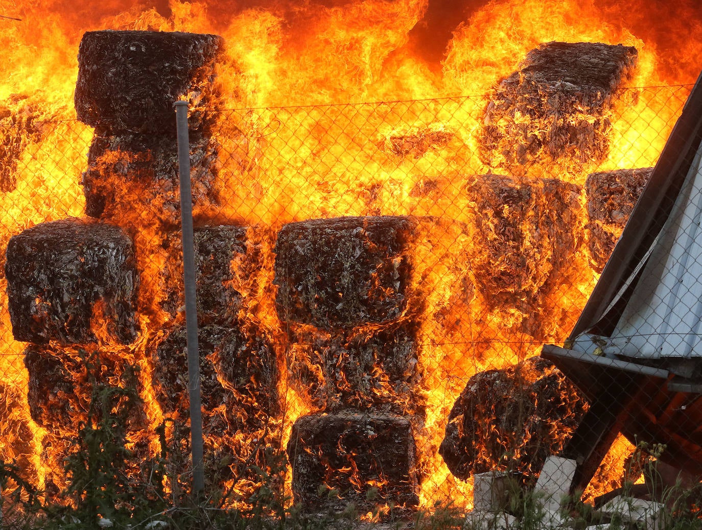 Aparatoso incendio en Valverde del Majano.