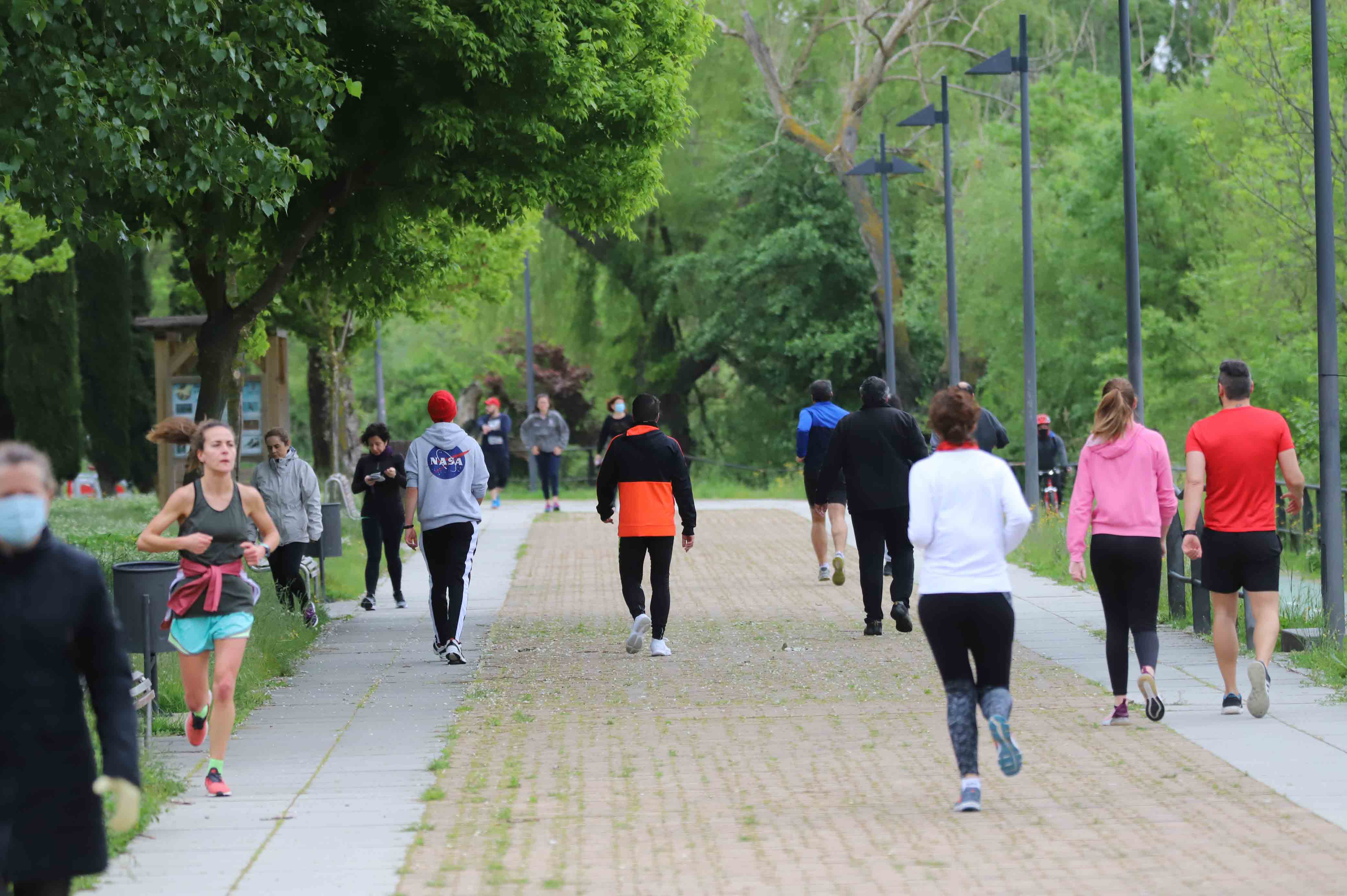 Fotos: Los salmantinos salen a la calle a pasear y hacer deporte por primera vez desde la instauración del estado de alarma