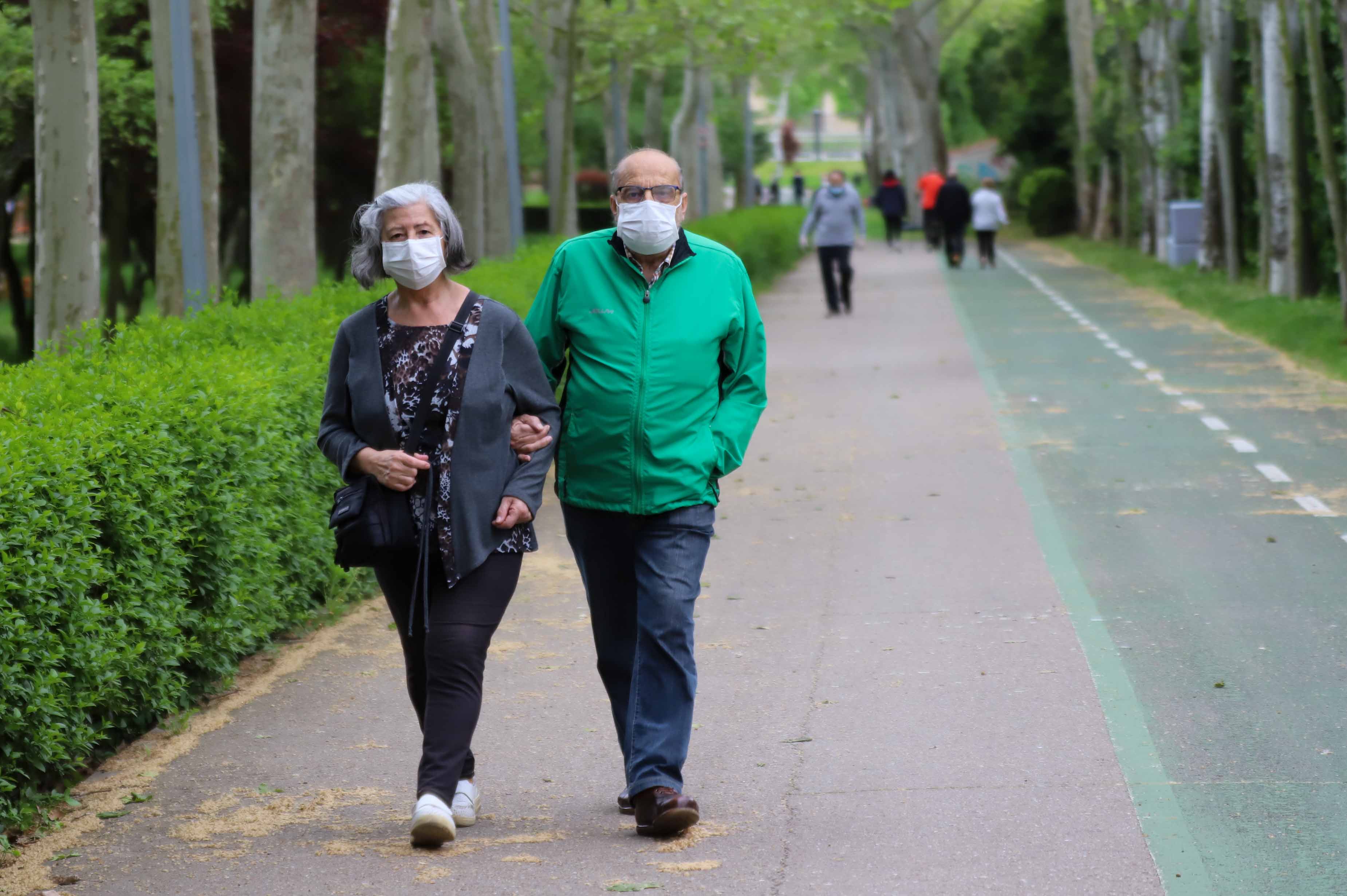 Fotos: Los salmantinos salen a la calle a pasear y hacer deporte por primera vez desde la instauración del estado de alarma