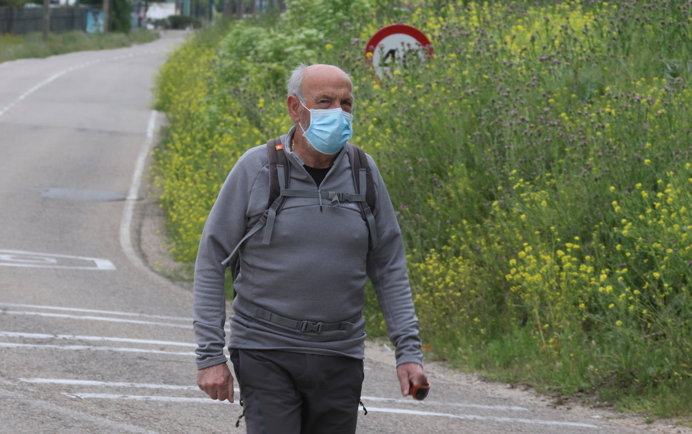 Las personas mayores salen a pasear en Valladolid en el primer día de desescalada. 