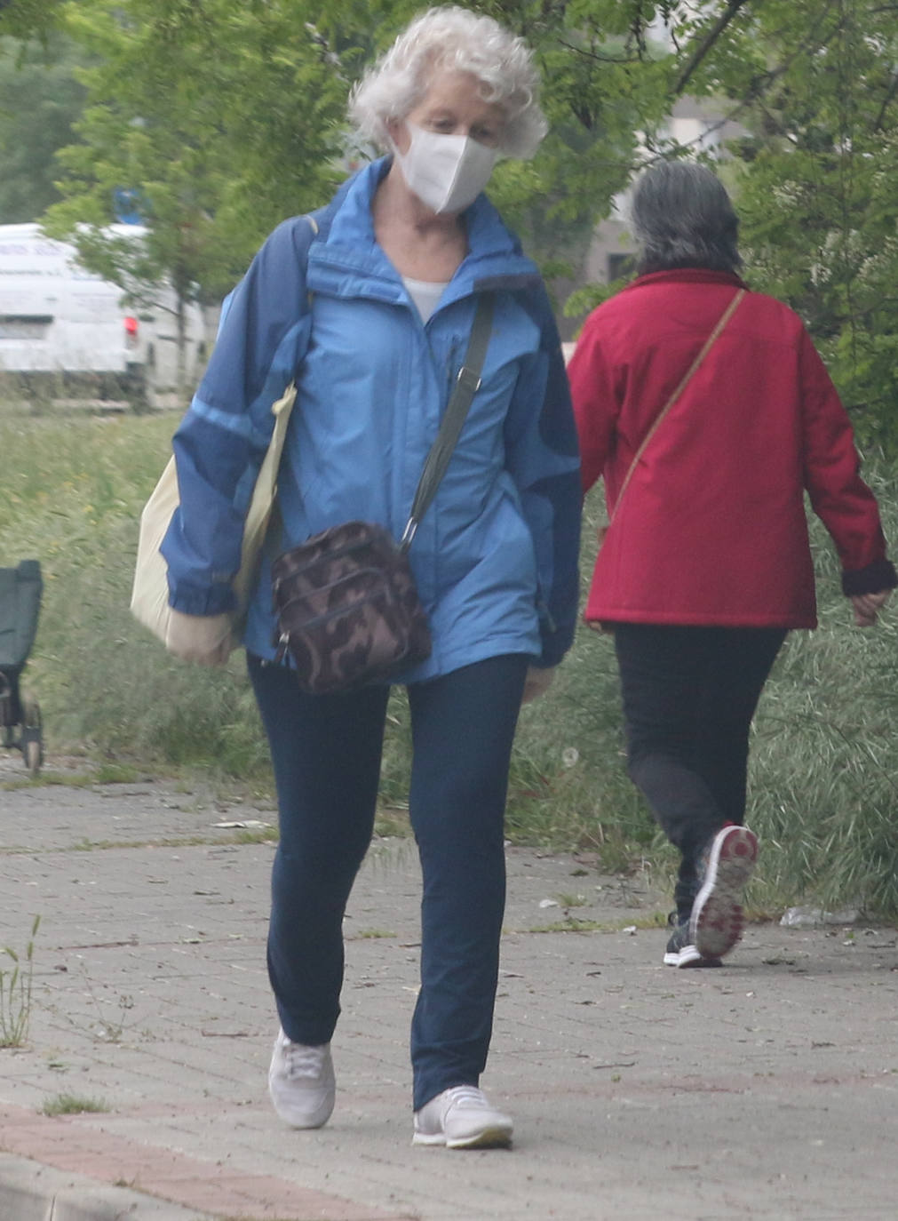 Las personas mayores salen a pasear en Valladolid en el primer día de desescalada. 