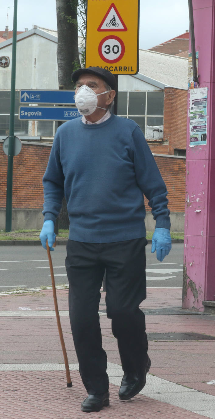 Las personas mayores salen a pasear en Valladolid en el primer día de desescalada. 