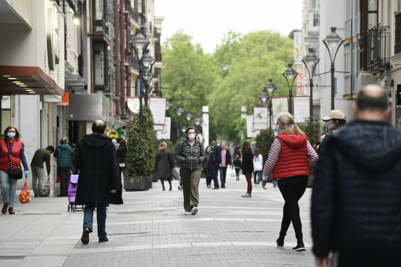 Las personas mayores salen a pasear en Valladolid en el primer día de desescalada. 