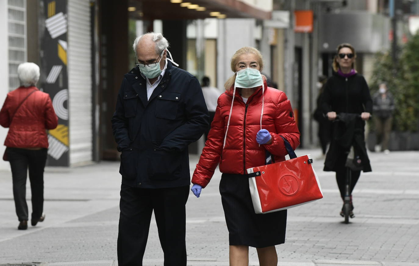 Las personas mayores salen a pasear en Valladolid en el primer día de desescalada. 