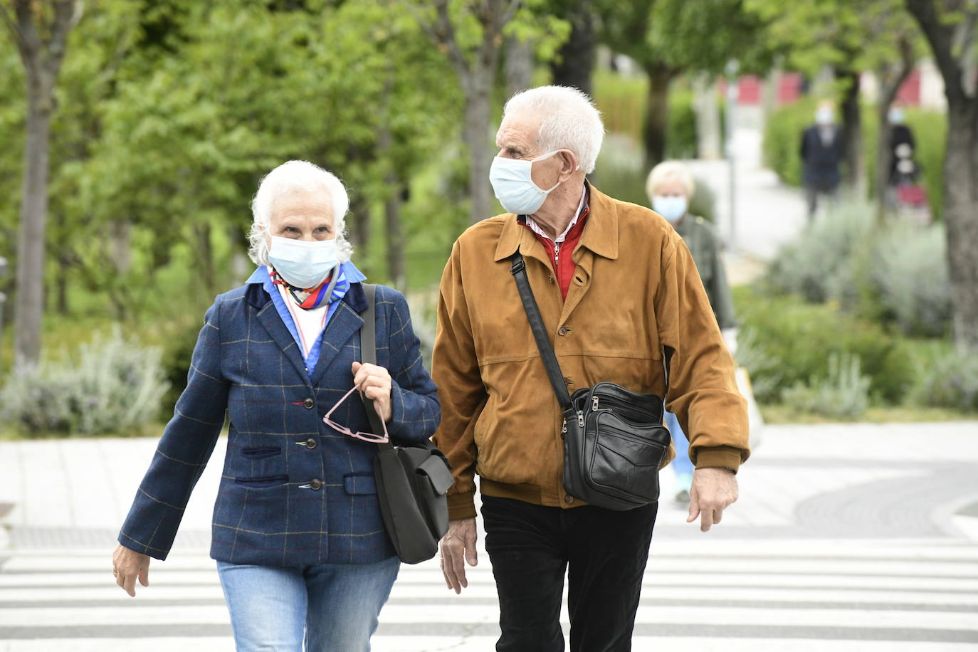 Las personas mayores salen a pasear en Valladolid en el primer día de desescalada. 