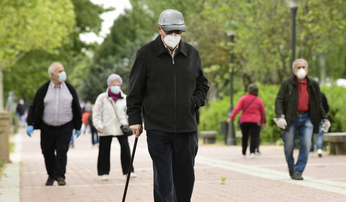 Las personas mayores salen a pasear en Valladolid en el primer día de desescalada. 