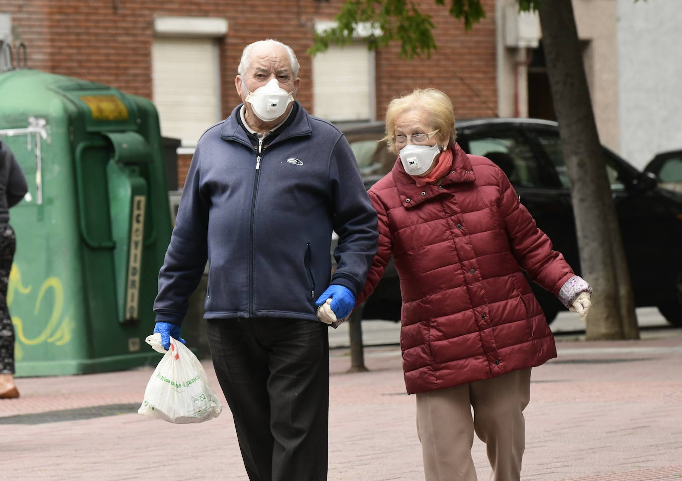 Las personas mayores salen a pasear en Valladolid en el primer día de desescalada. 