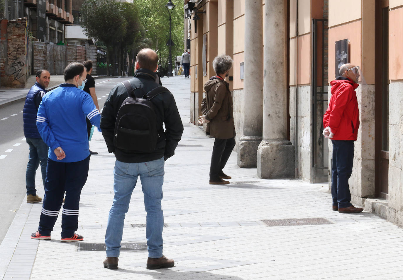 Fotos: Colas para hacer la compra en los supermercados de Valladolid