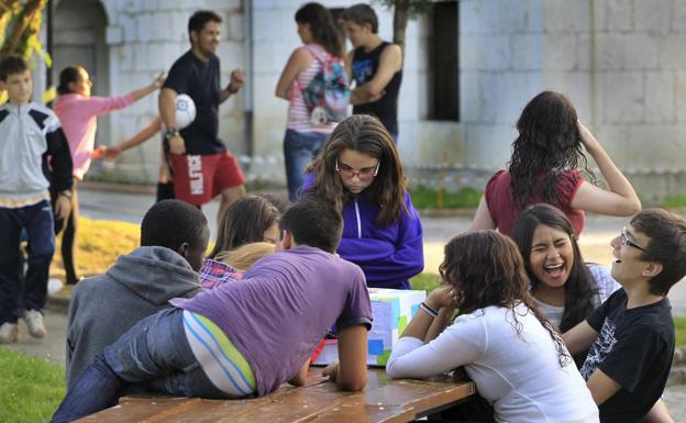 Varios jóvenes, en un campamento de verano. 