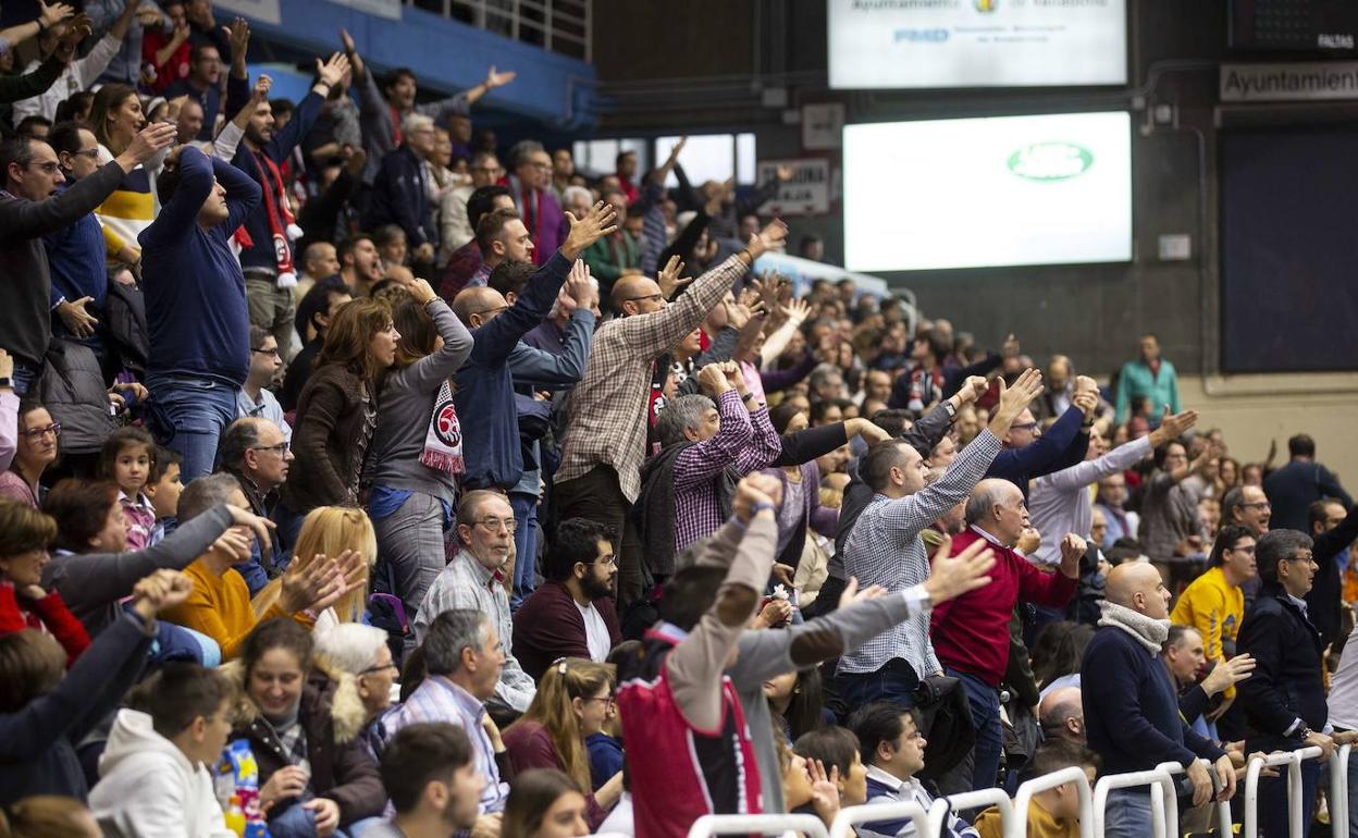 Aficionados del Carramimbre protestan una decisión arbitral en uno de los partidos de esta temporada. 