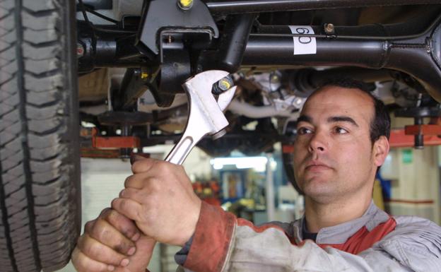 Trabajador de un taller de reparación de vehículos. 