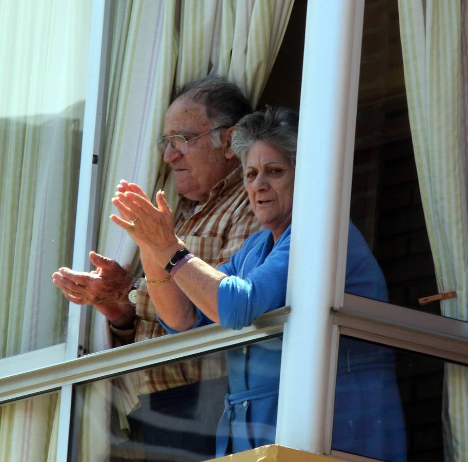 Los sanitarios atienden al sujeto, que ha permanecido más de cuatro horas en su terraza del barrio de Delicias empuñando las armas y efectuando disparos al aire