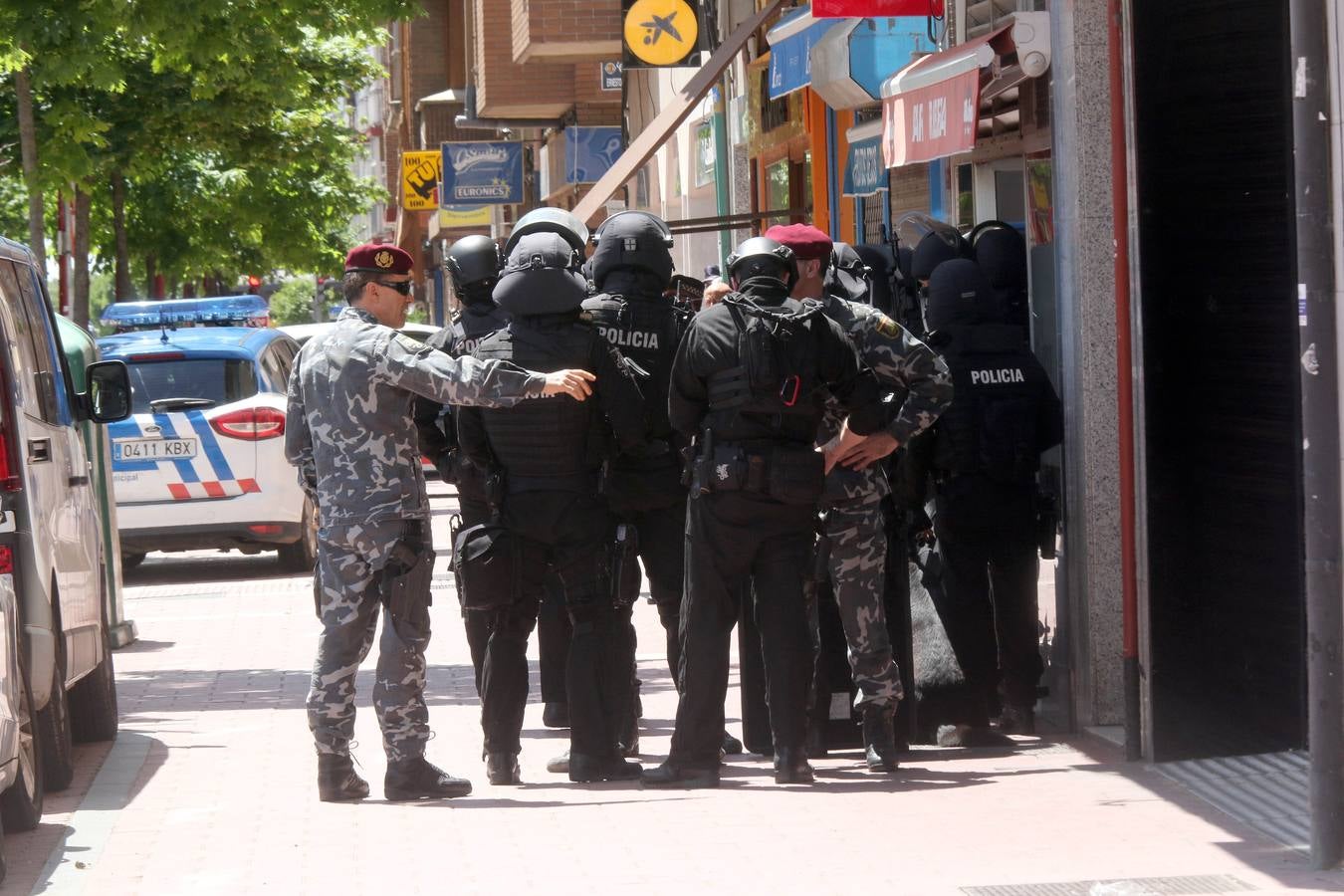 Los sanitarios atienden al sujeto, que ha permanecido más de cuatro horas en su terraza del barrio de Delicias empuñando las armas y efectuando disparos al aire