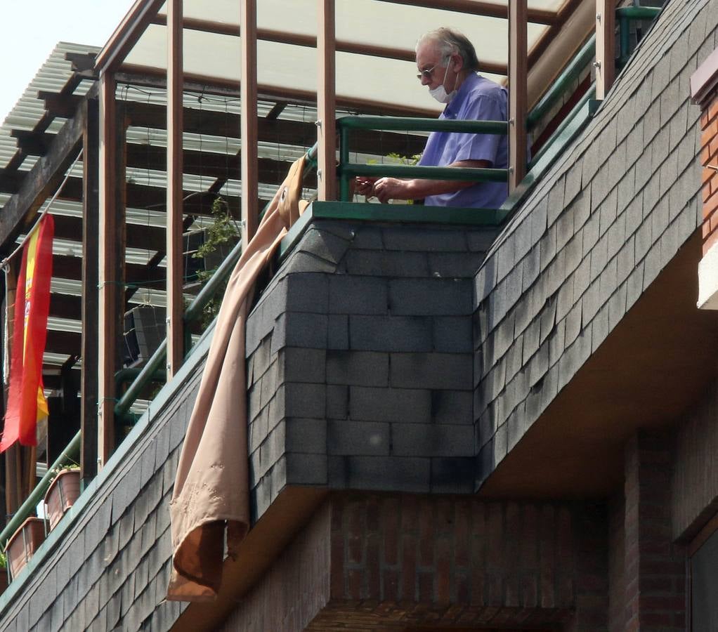 Los sanitarios atienden al sujeto, que ha permanecido más de cuatro horas en su terraza del barrio de Delicias empuñando las armas y efectuando disparos al aire