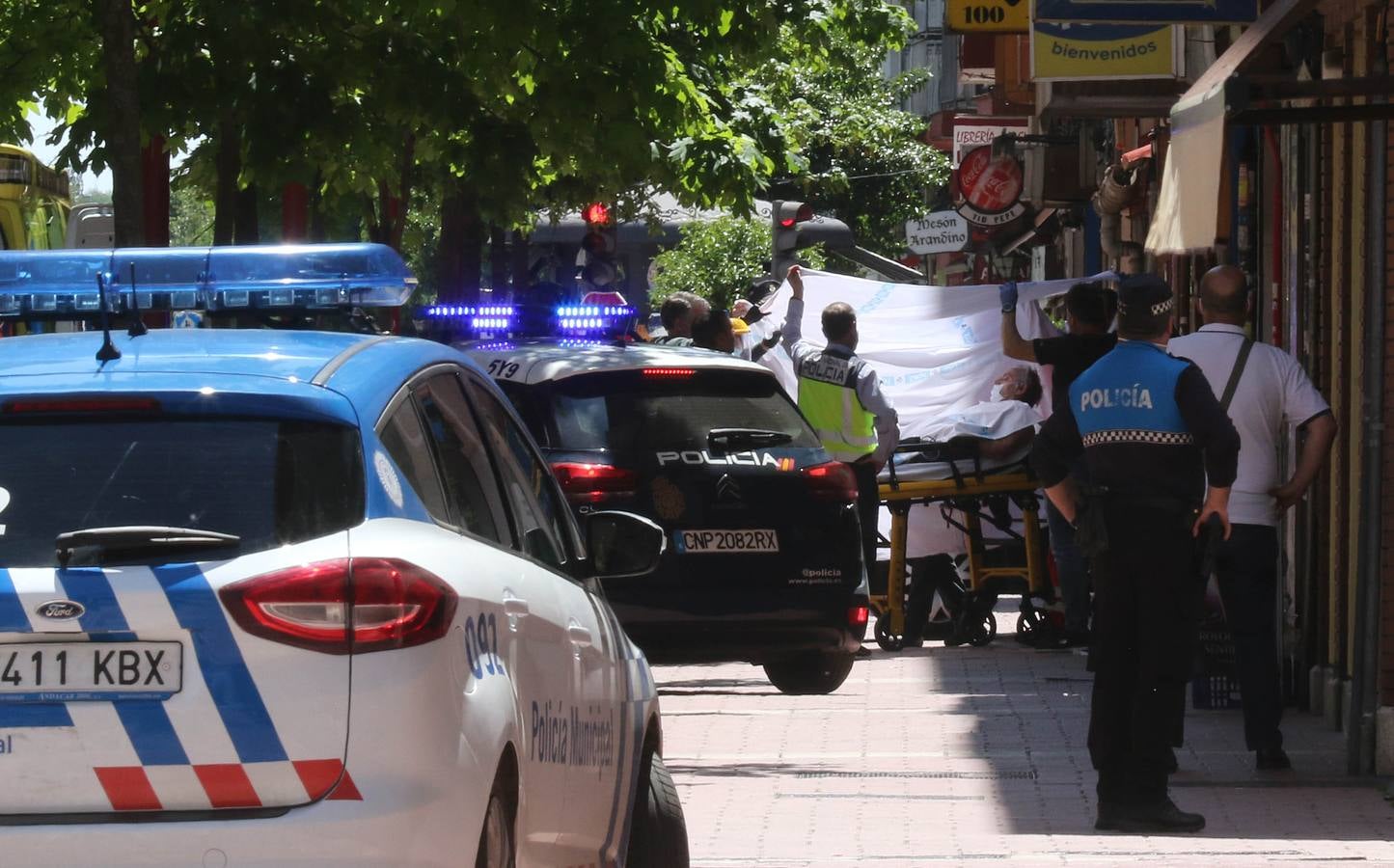 Los sanitarios atienden al sujeto, que ha permanecido más de cuatro horas en su terraza del barrio de Delicias empuñando las armas y efectuando disparos al aire