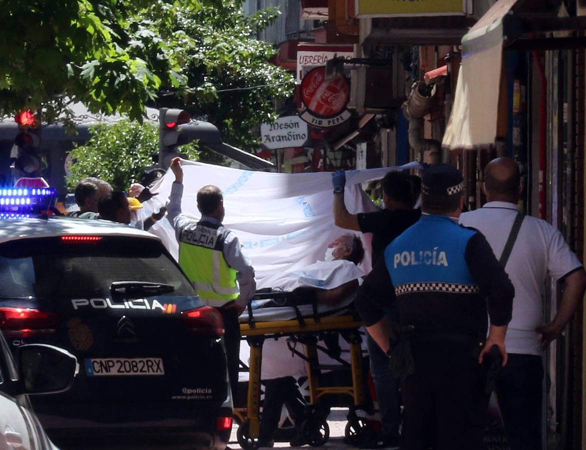 Los sanitarios atienden al sujeto, que ha permanecido más de cuatro horas en su terraza del barrio de Delicias empuñando las armas y efectuando disparos al aire