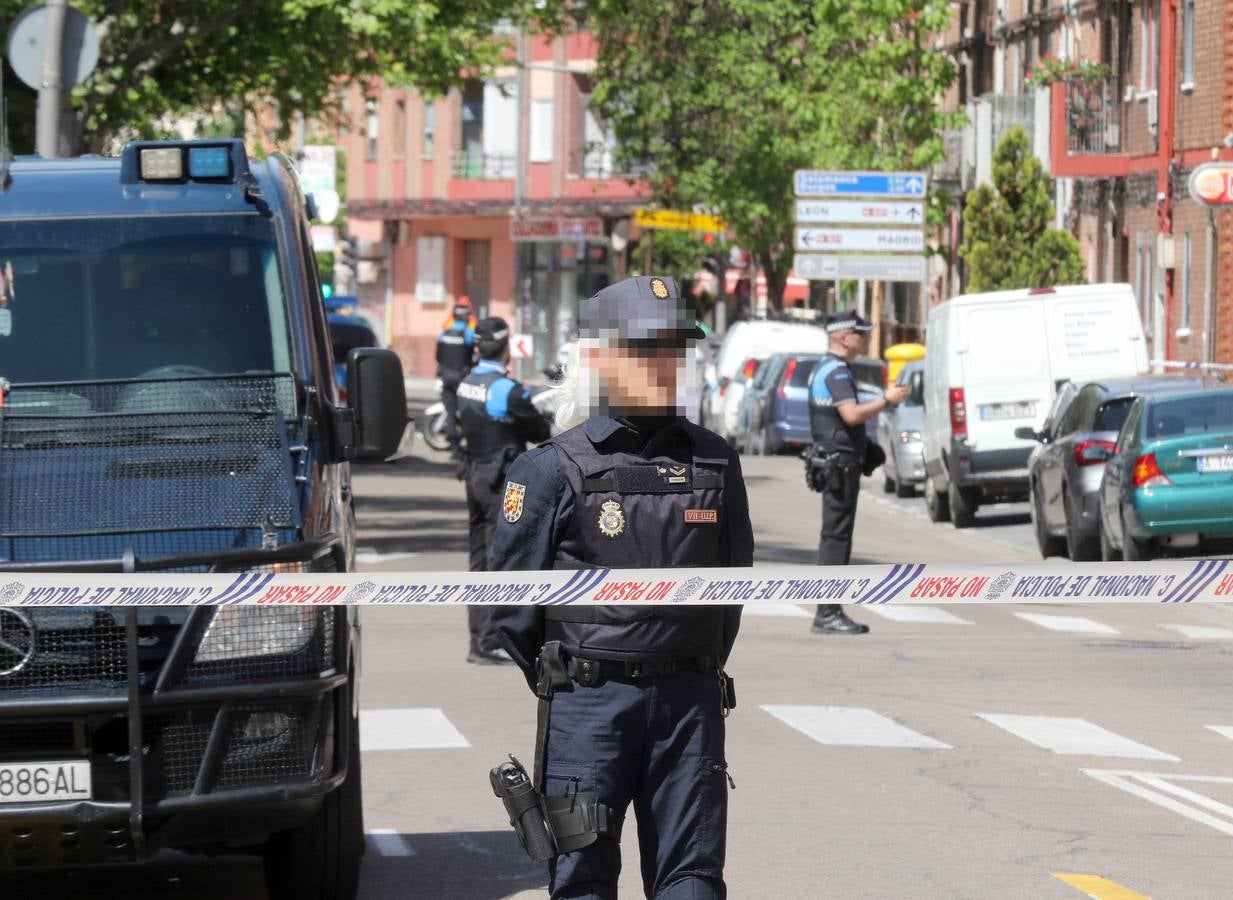 Los sanitarios atienden al sujeto, que ha permanecido más de cuatro horas en su terraza del barrio de Delicias empuñando las armas y efectuando disparos al aire