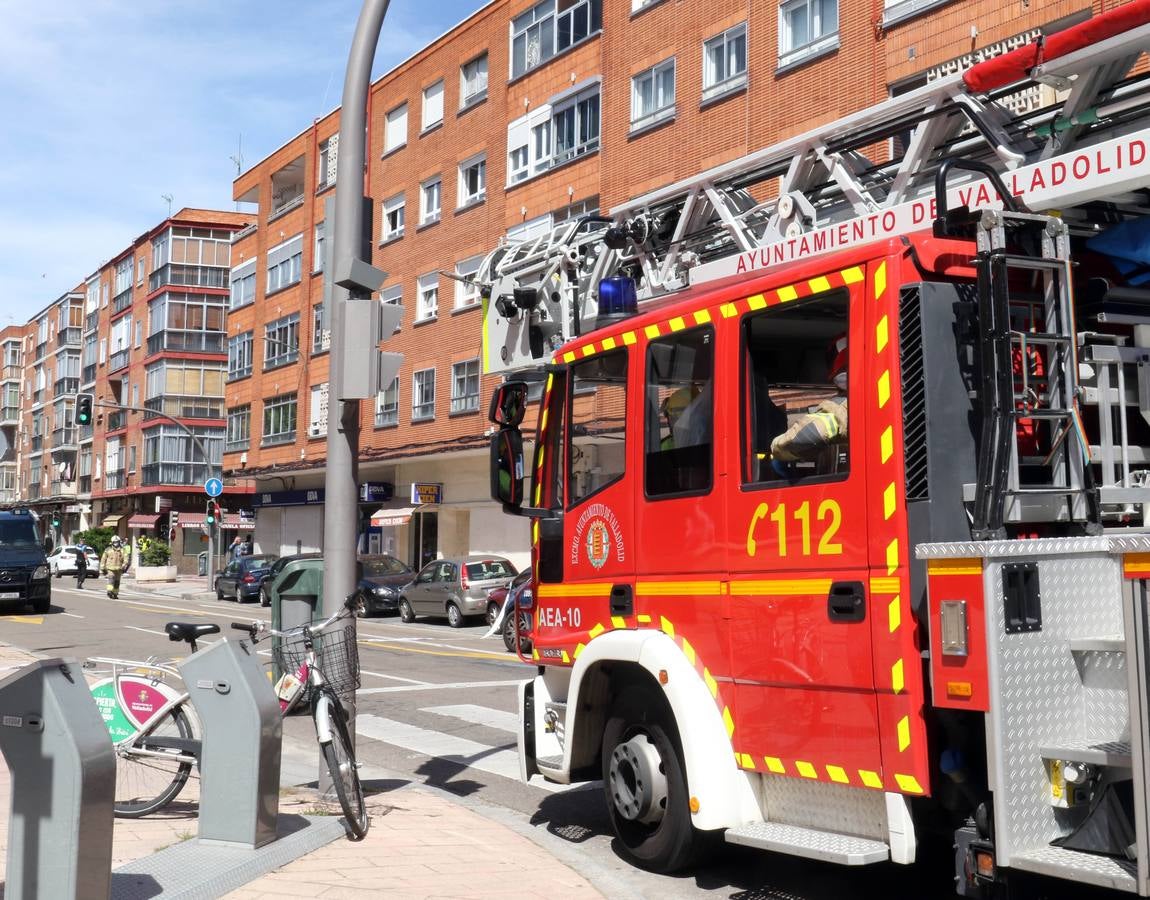 Los sanitarios atienden al sujeto, que ha permanecido más de cuatro horas en su terraza del barrio de Delicias empuñando las armas y efectuando disparos al aire