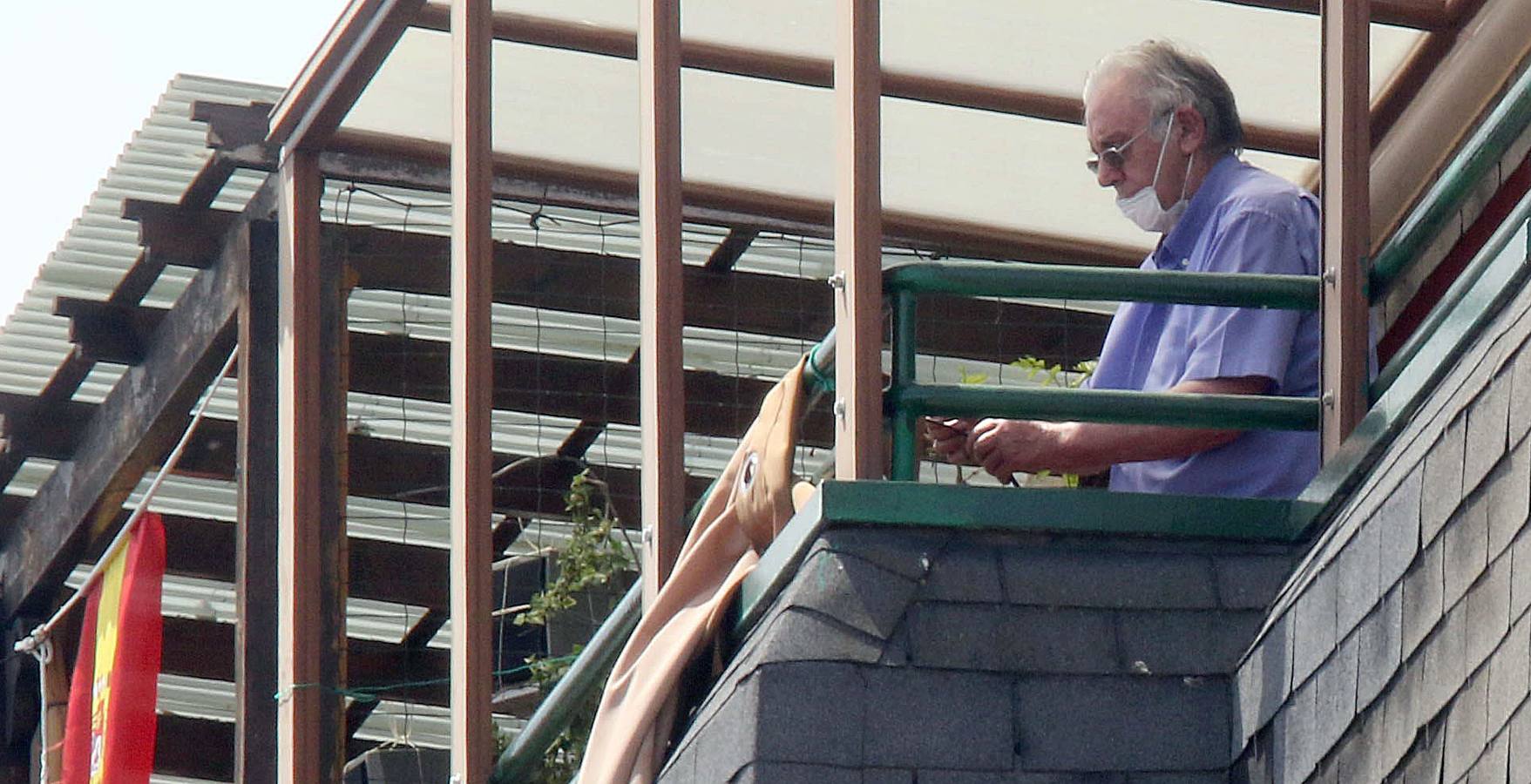 Los sanitarios atienden al sujeto, que ha permanecido más de cuatro horas en su terraza del barrio de Delicias empuñando las armas y efectuando disparos al aire