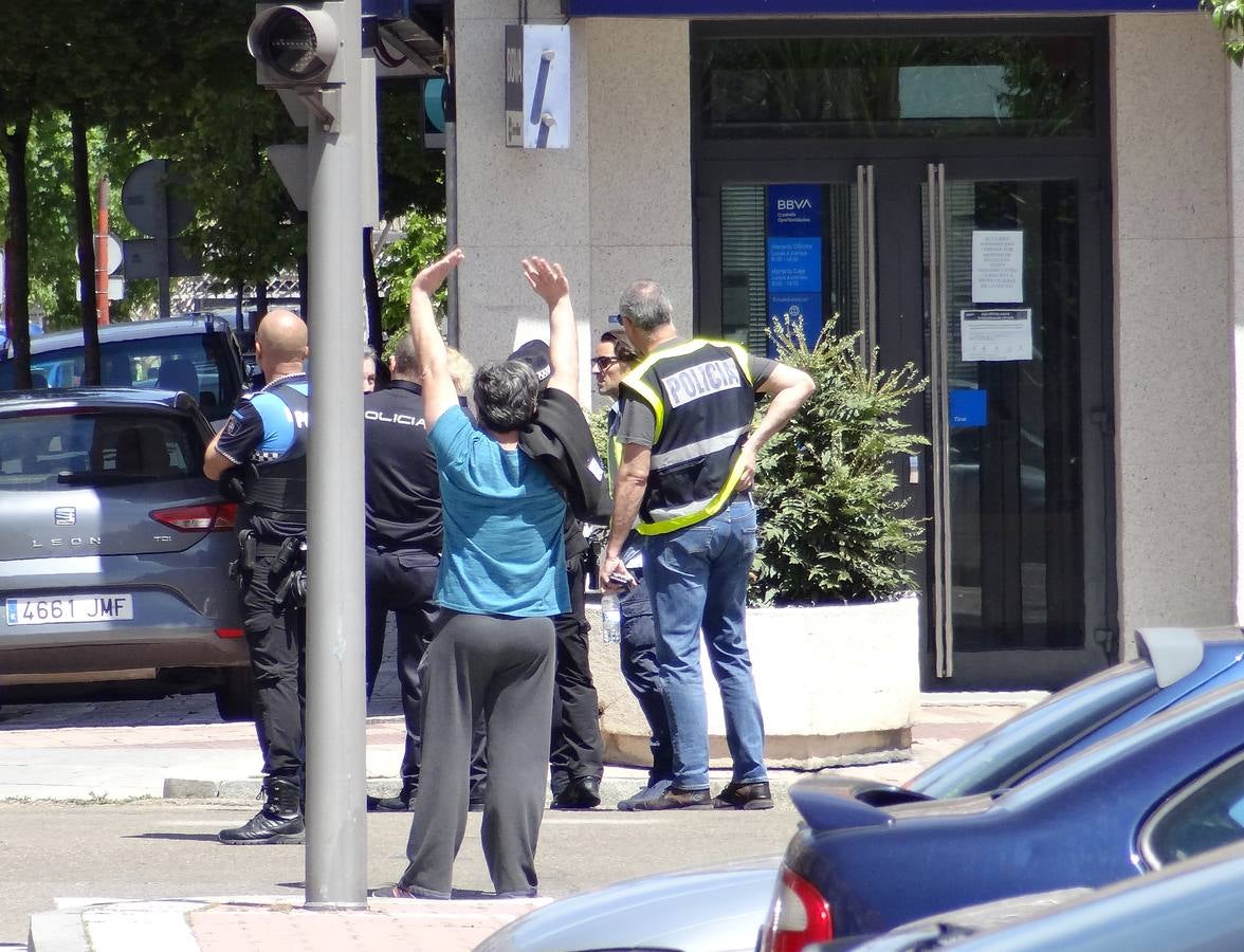 Los sanitarios atienden al sujeto, que ha permanecido más de cuatro horas en su terraza del barrio de Delicias empuñando las armas y efectuando disparos al aire