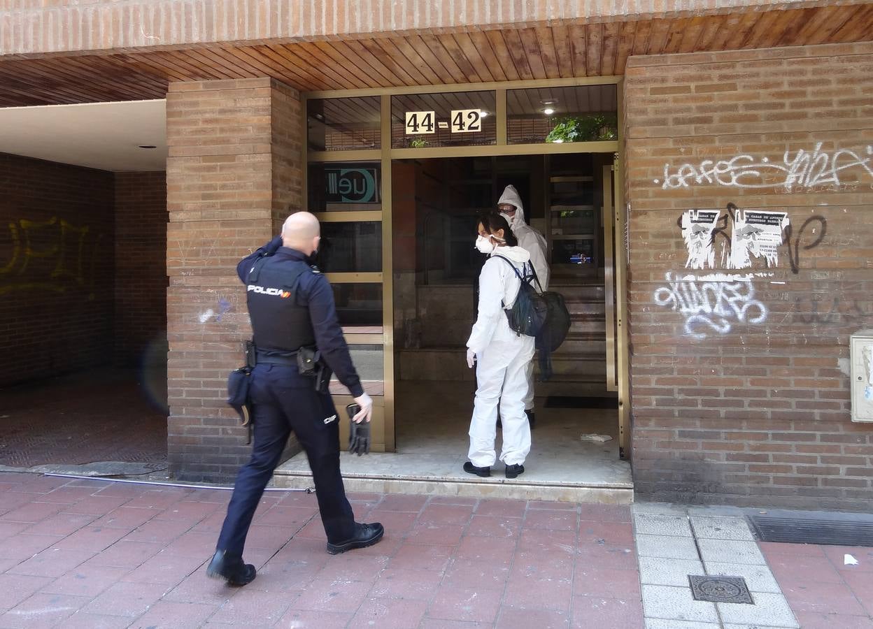 Los sanitarios atienden al sujeto, que ha permanecido más de cuatro horas en su terraza del barrio de Delicias empuñando las armas y efectuando disparos al aire