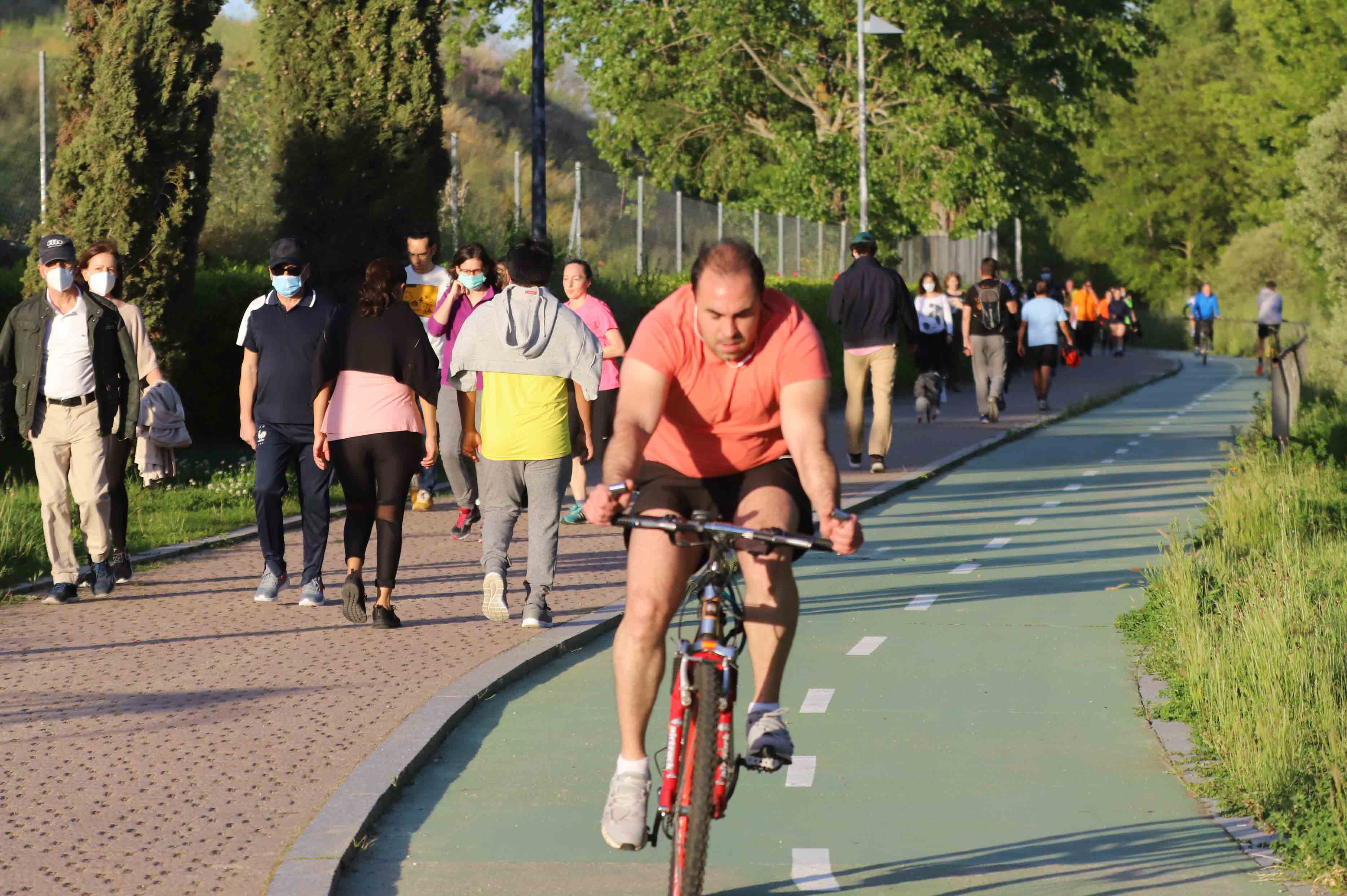 Fotos: Los salmantinos disfrutan de su primera tarde de paseo y deporte