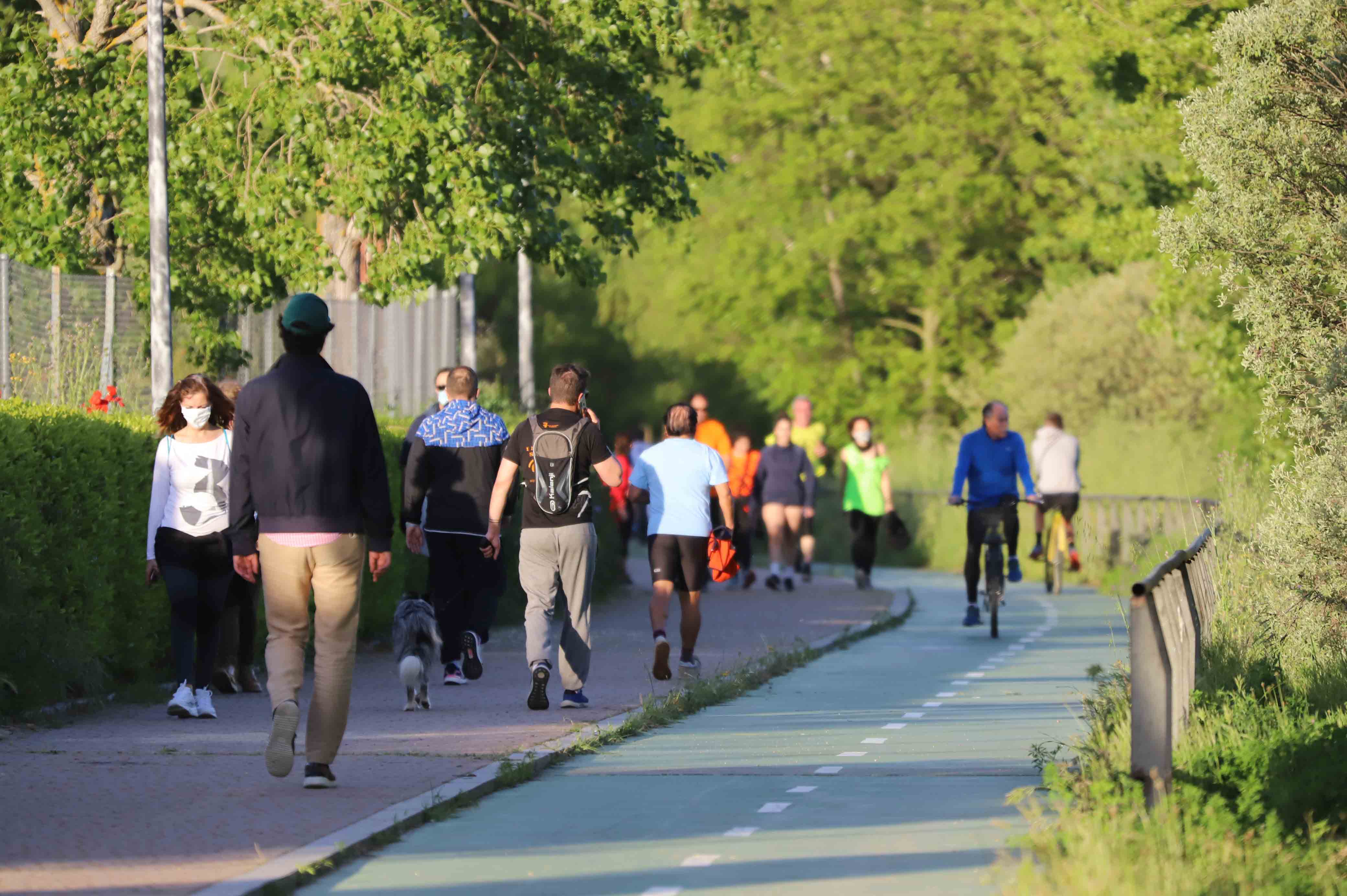 Fotos: Los salmantinos disfrutan de su primera tarde de paseo y deporte