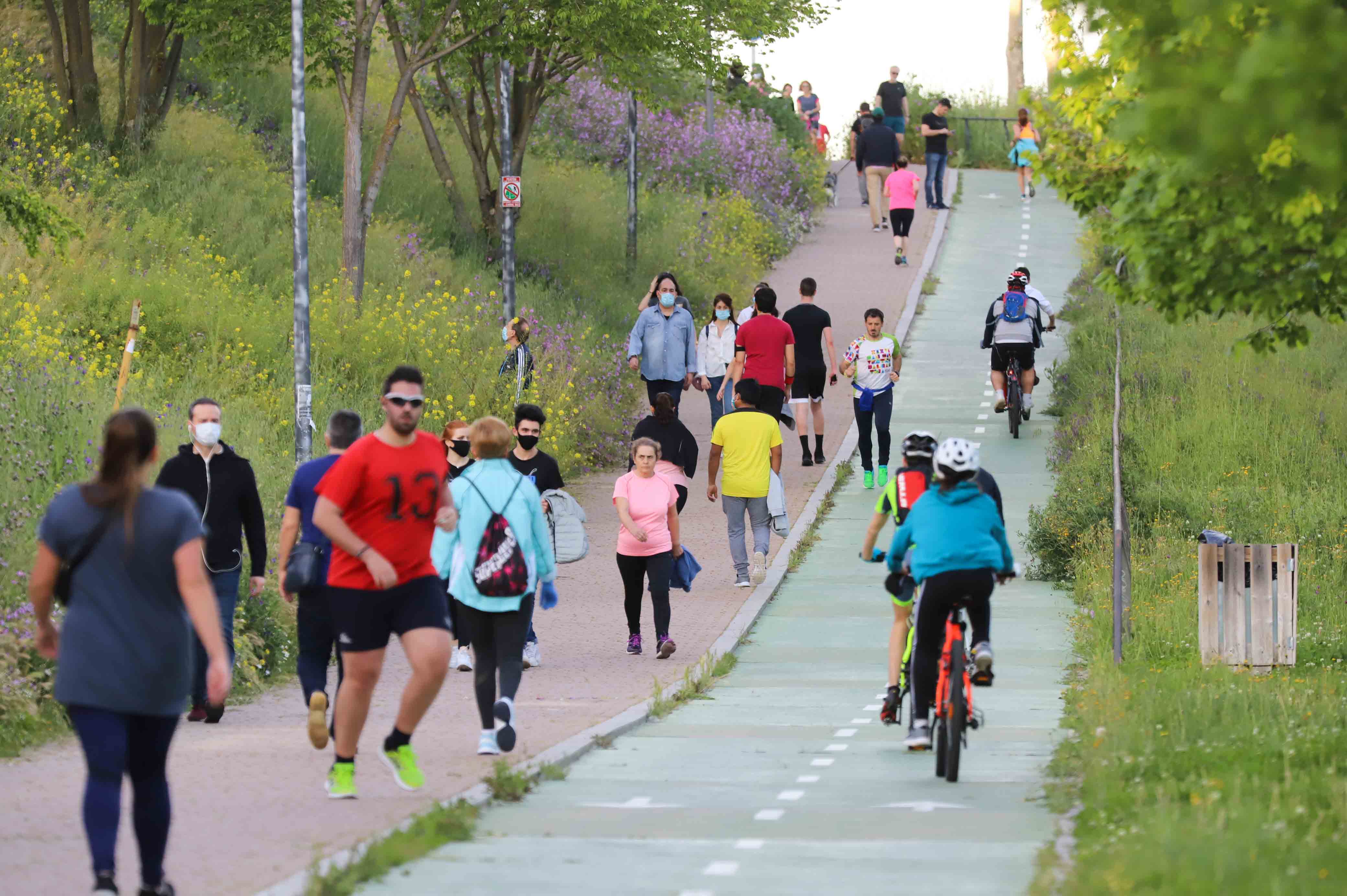 Fotos: Los salmantinos disfrutan de su primera tarde de paseo y deporte