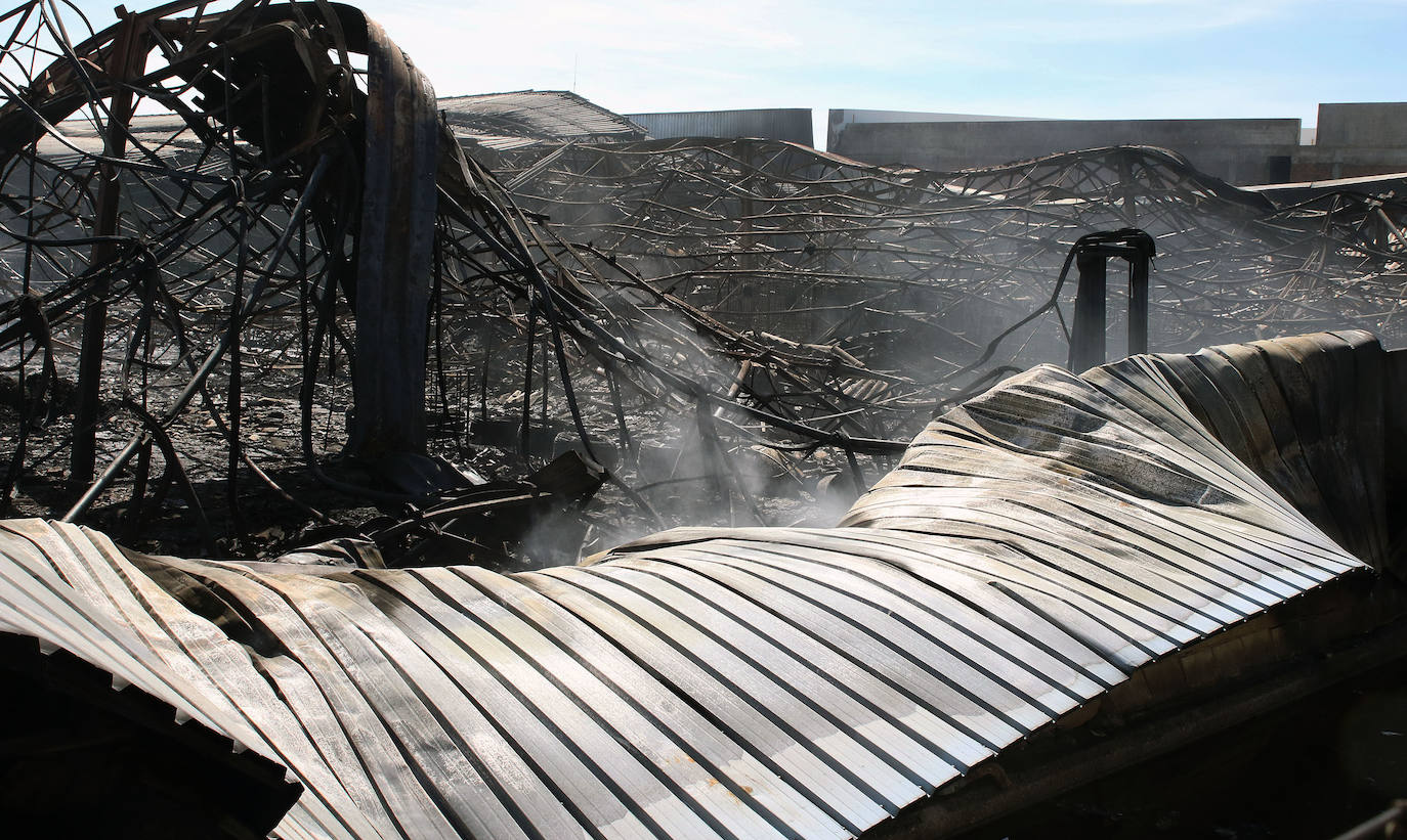 Los bomberos aún actuaban a primera hora de la mañana en los restos del incendio de la nave. 