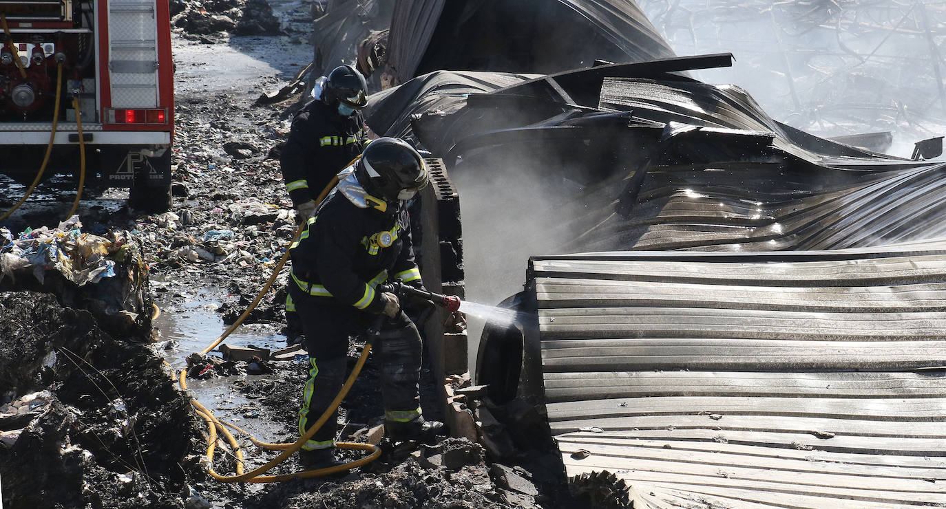 Los bomberos aún actuaban a primera hora de la mañana en los restos del incendio de la nave. 