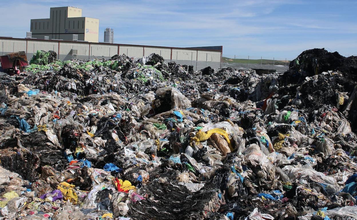 Montones de material destruido, este domingo, en la planta de Fosimpe en Valverde del Majano, afectada por un incendio. 