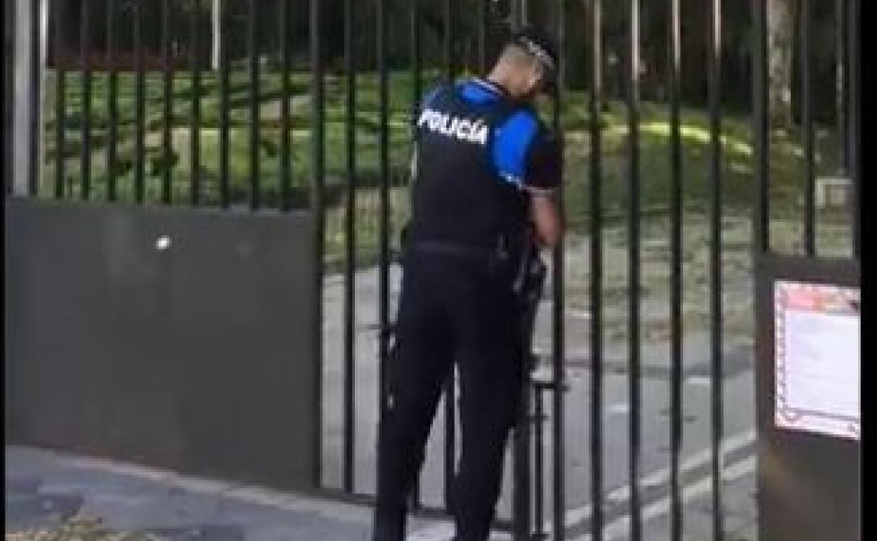 Un agente de Policía cierra el Campo Grande. 