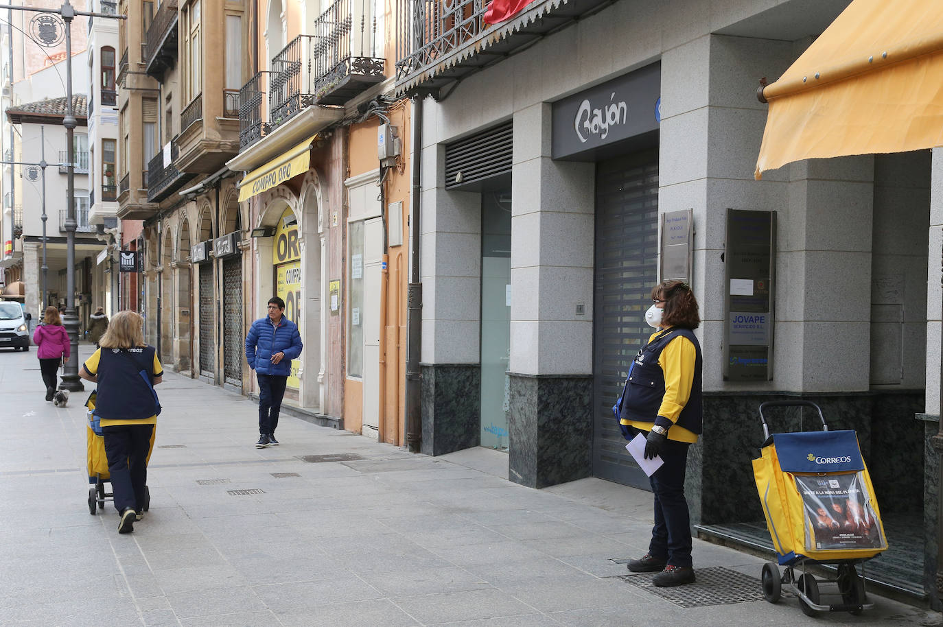 El comercio despierta ligeramente en la segunda jornada de la desescalada.