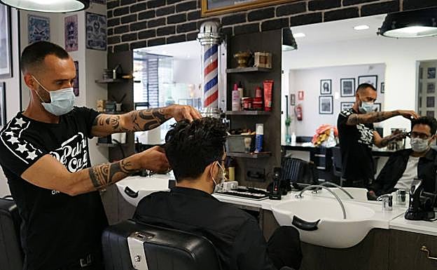 La desescalada arranca con comercios cerrados, citas previas y mínimas ventas