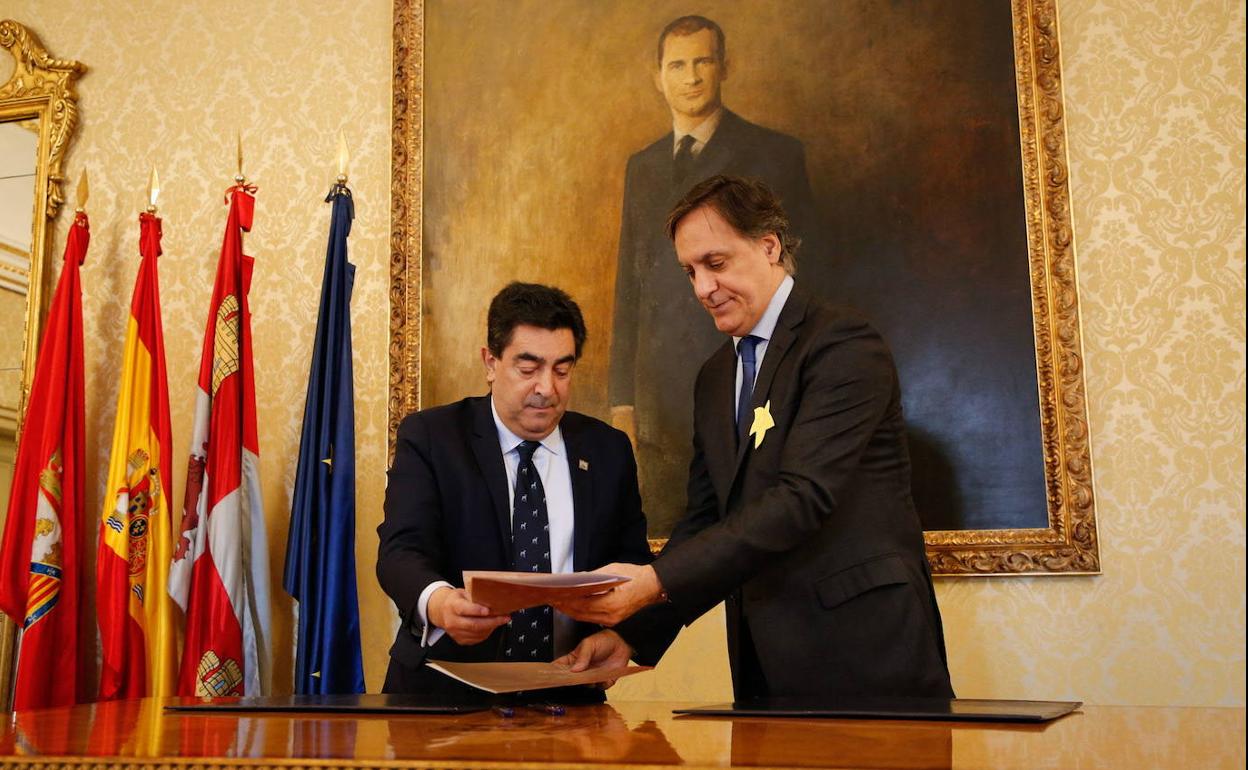 Martín Galeano, en un encuentro con el alcalde. 