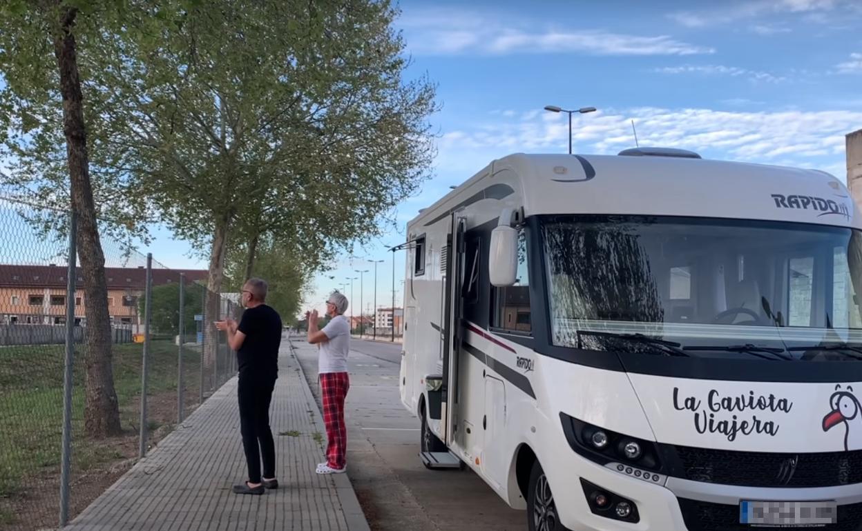 Confinados en una autocaravana con los bomberos como únicos vecinos