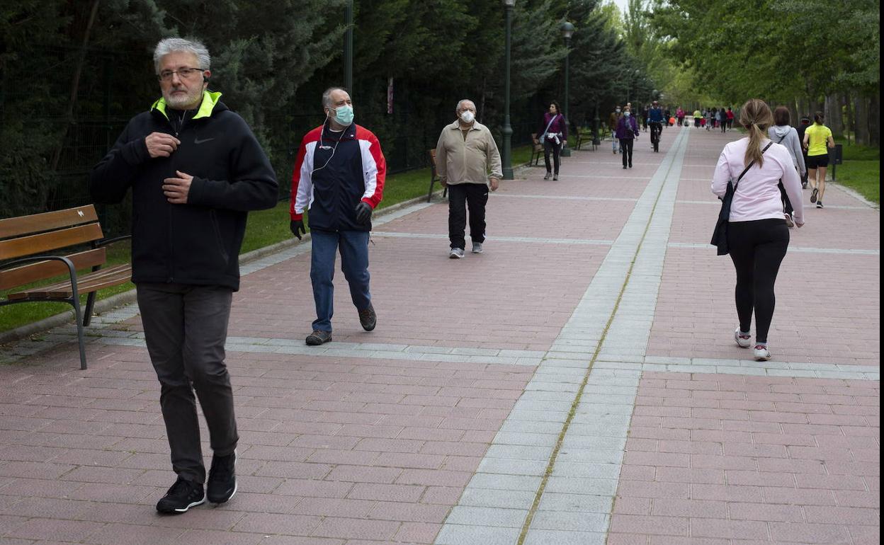 Vecinos de Valladolid, de paseo el 2 de mayo. 