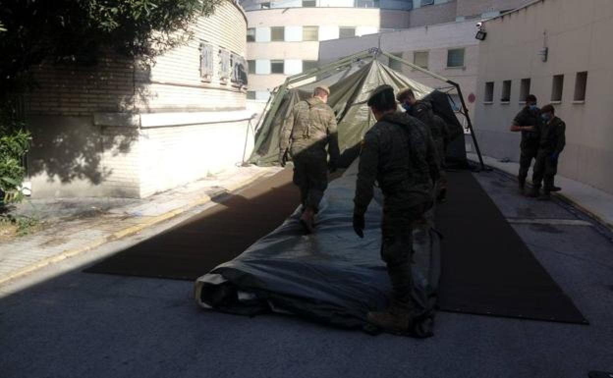 Militares del REI 11 durante el desmontaje de la estructura. 