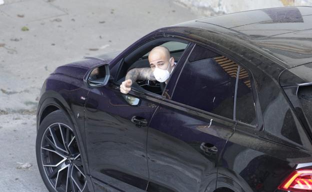 Sandro Ramírez asoma la cabeza desde el coche a su llegada. 